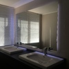 Baño principal retro iluminado 