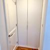 Closet detras de puerta
