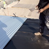 Comenzando a instalar planchas de zinc.