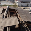 Comenzando a sacar planchas de esternit antiguas.
