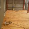 construcción de cobertizo y deck de madera.