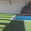 construccion de piscina con pasto sintetico