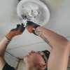 Desinstalando equipo fluorescente de la cocina