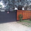 frente de casa completo con madera y porton automatico