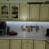 Iluminación led y luz de cocina encendidas