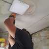 Instalando plafón LED en la cocina