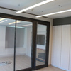 Luminaria led colgante, mampara acero y closets enchapados en haya blanca
