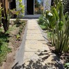 pasillo hacia el final del jardin