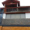 Piedra pizarra en fachada casa de 3 pisos