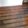 Piso de madera maltratado por el paso del tiempo
