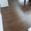 Piso flotante de 10 mm color chocolate crown.