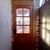 Puerta semi vidriada con entramados laterales