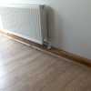 radiador y zócalos de madera