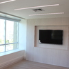 sala de reuniones. Mueble mural enchapado en haya blanca