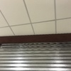 Terminaciones de cielo americano y cortina metálica con caja superior