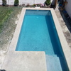 Vista aerea de piscina donde se aprecia espacio para reposaderas.