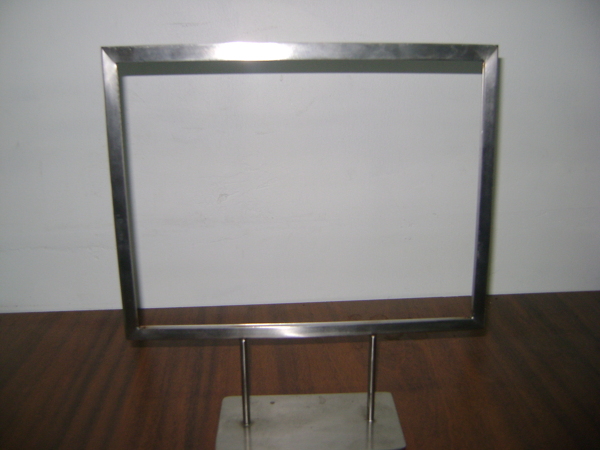 Pueden hacer esto mismo pero con un solo soporte y que este se anche al perchero de vestuario?