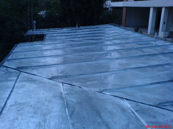 Arreglo de techo con lluvia