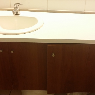 Arreglar el mueble que contiene al lavamanos, se rompió la madera que